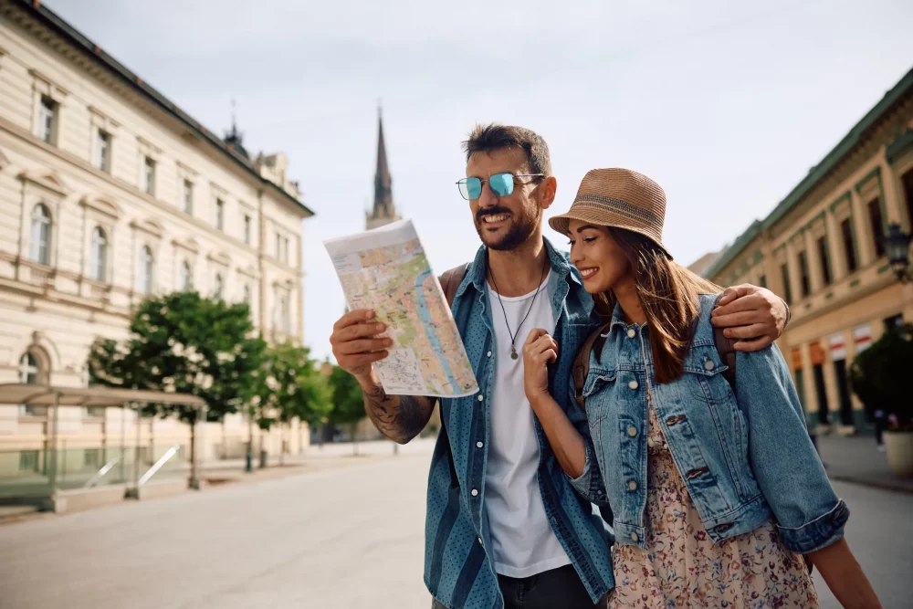 pareja-con-mapa-haciendo-turismo-1000x667 - ¿Cómo preparar tu viaje de última hora?