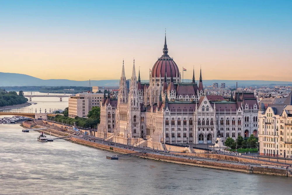 parlamento-hungaro-1000x667 - 7 imprescindibles en tu viaje a Budapest 
