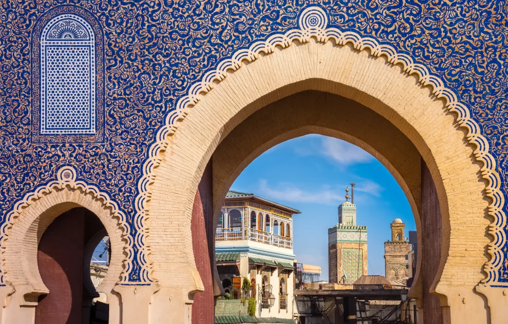 puerta-azul-fez-1000x639 - Escapadas otoñales e invernales: los mejores destinos cerca de España para un fin de semana