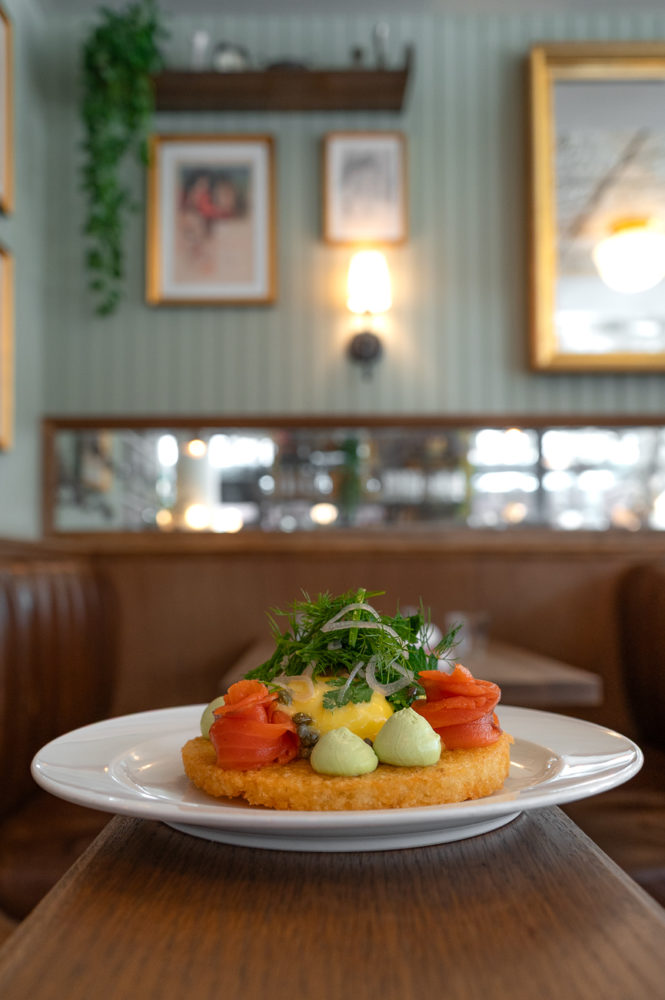 rosti-salmon-Maxines-Vancouver-Marck-Gutt-665x1000 - Vancouver a mordidas: estrellas Michelin, Dine Out y brunch de campeones