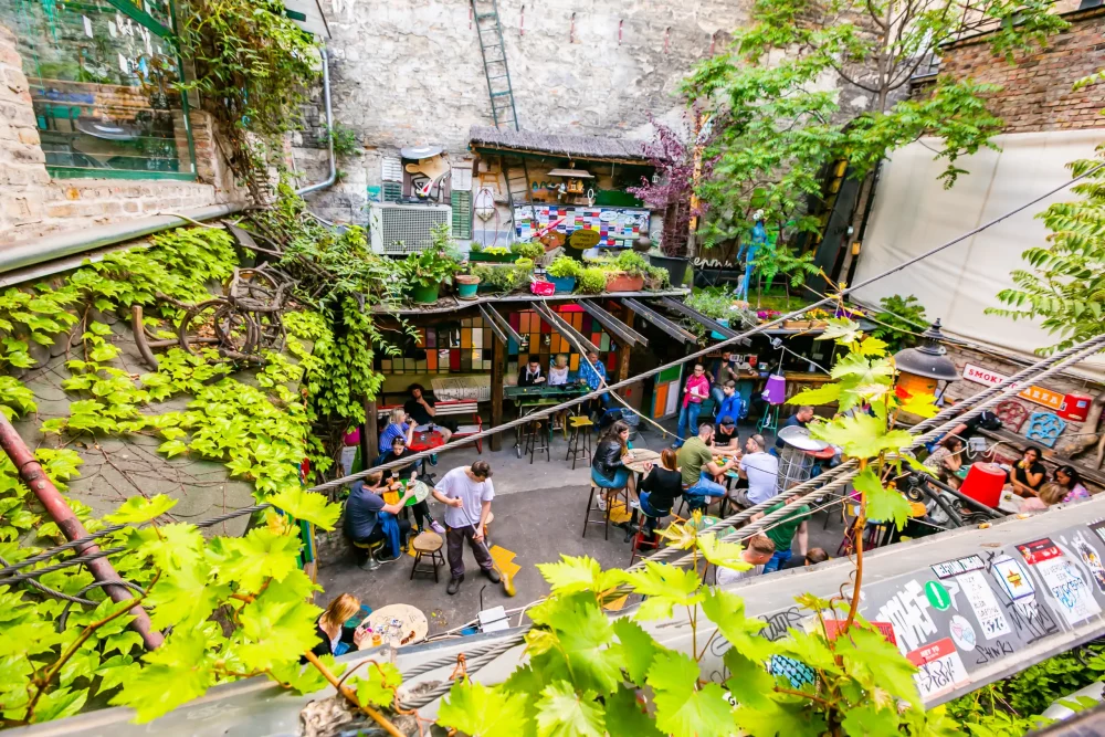 ruins-bars-budapest-1000x667 - 7 imprescindibles en tu viaje a Budapest 