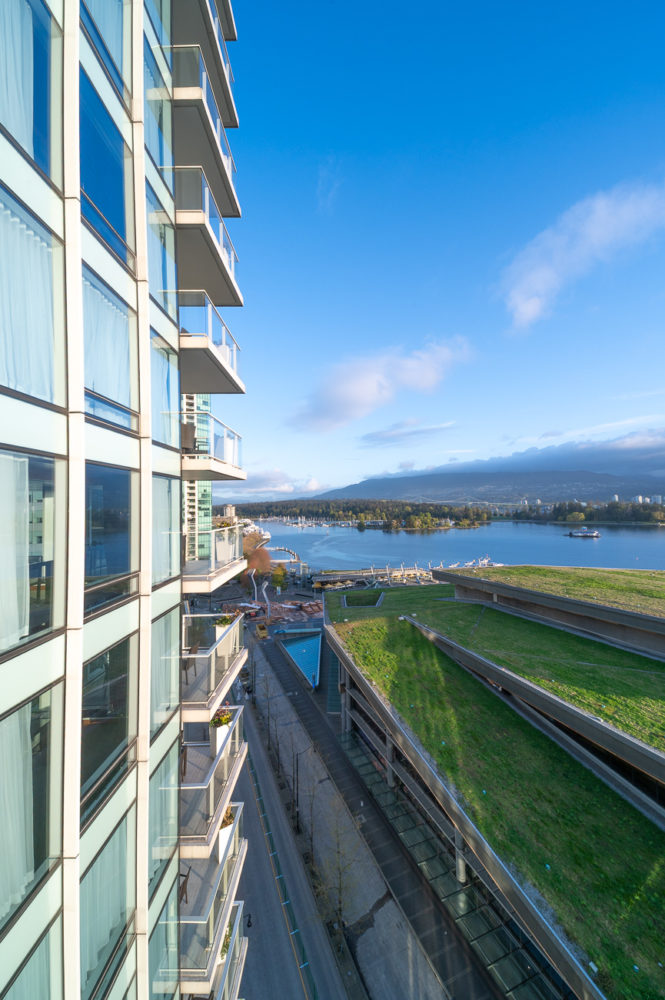 vistas-Fairmont-Pacific-Rim-Vancouver-Marck-Gutt-665x1000 - Vancouver a mordidas: estrellas Michelin, Dine Out y brunch de campeones