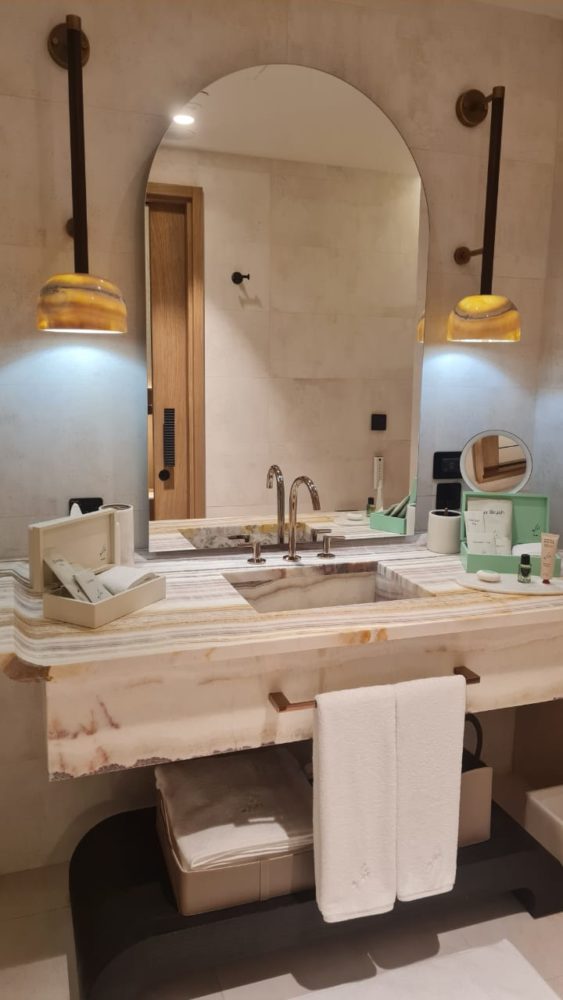 Aliee-Istanbul-bano-563x1000 - Dónde alojarse en Estambul: Aliée Istanbul, el nuevo hotel de lujo frente al Cuerno de Oro