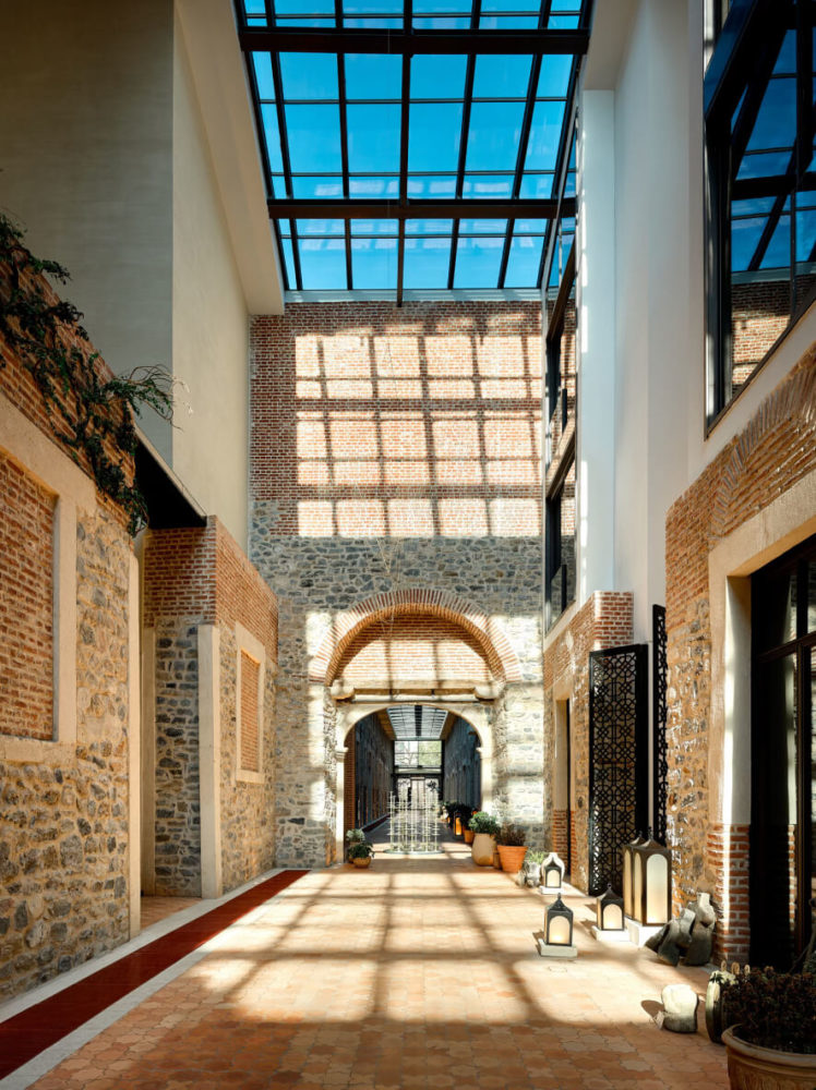 Aliee-Istanbul-pasillo-748x1000 - Dónde alojarse en Estambul: Aliée Istanbul, el nuevo hotel de lujo frente al Cuerno de Oro