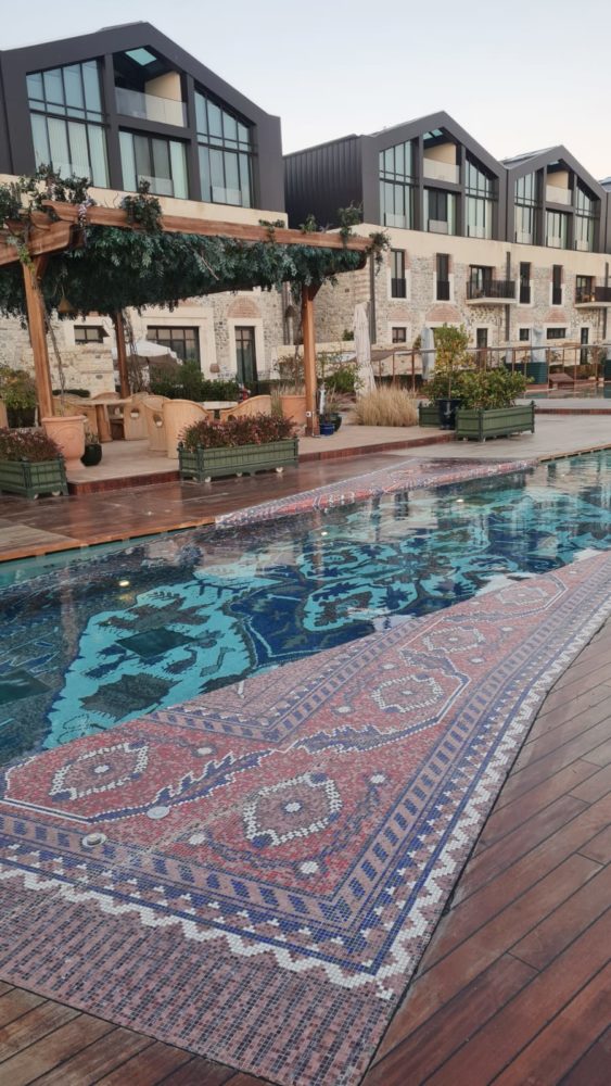 Aliee-Istanbul-piscina-563x1000 - Dónde alojarse en Estambul: Aliée Istanbul, el nuevo hotel de lujo frente al Cuerno de Oro