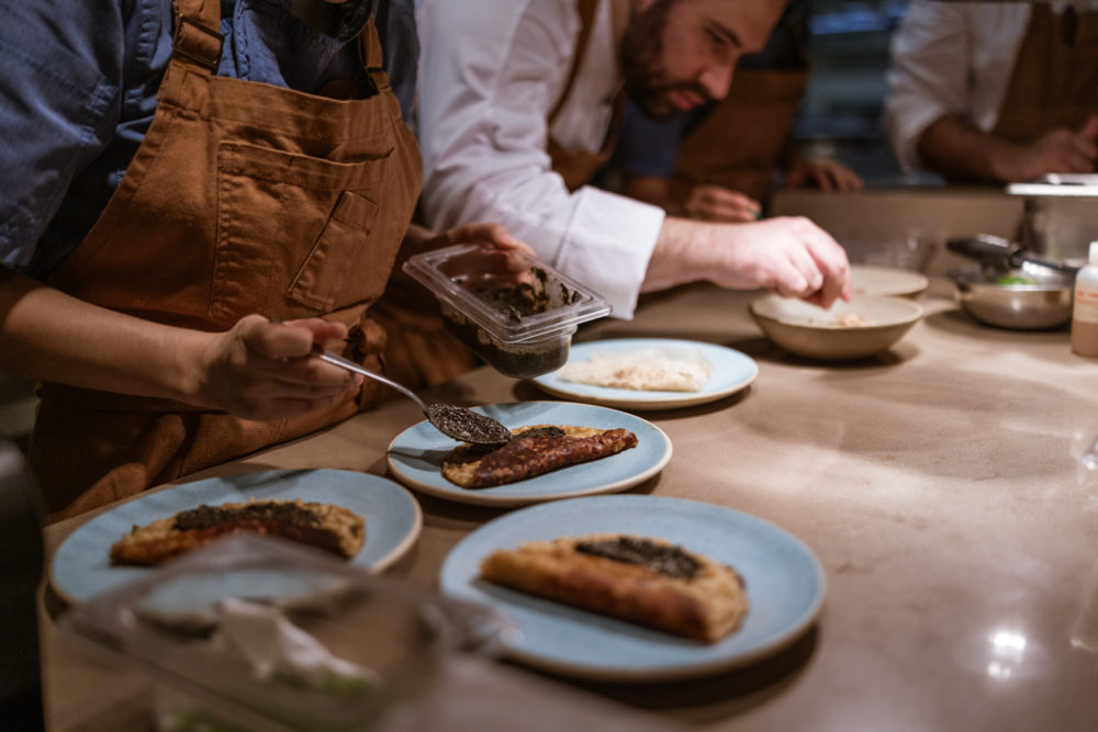 Arroz-tostado-de-Mariscos-cocinado-con-un-chilpachole-salsa-tatemada-de-algas-y-abulones-1000x667 - La Xal de la Tierra 