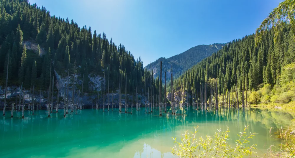 Lago-Kaindy-Kazajistan-1000x536 - Descubre el bosque escondido bajo un lago en Kazajistán