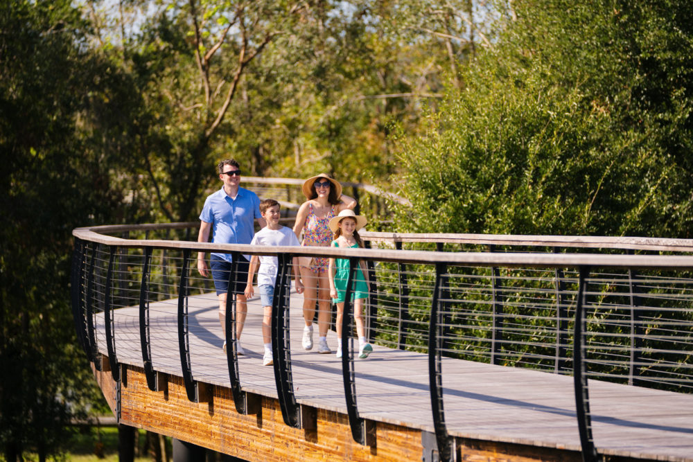 Lakeland-Bonnet-Springs-Park-Family-on-Boardwalk-1000x667 - ¿Quieres darte un break este fin de año? Esta ruta por Florida es el plan perfecto