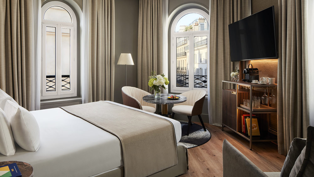 NH_Collection_Paris__Champs_Elysees_Room_Junior_Suite_Curtains_Open-copia-1000x563 - NH Collection Paris Ponthieu Champs-Élysées: una joya parisina entre los Campos Elíseos y Montaigne