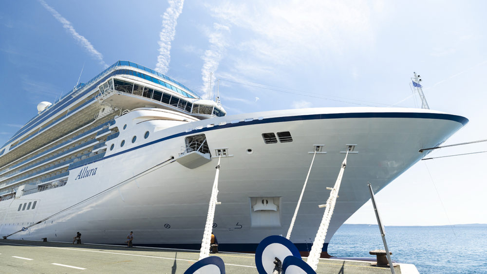 OCL_ALLURA_SHIP_IN_PORT_SPLIT_2864-copia-1000x563 - Oceania Allura: el nuevo capítulo del lujo culinario en altamar