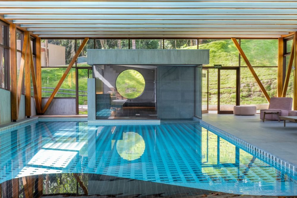 TAL-clara-arte-pool-INHOTIMBRAZIL1225-c154ff6dc46d4b6196f56f072d24febf-1000x666 - Arte, selva y arquitectura: el asombroso museo que redefine la idea de un paraíso cultural