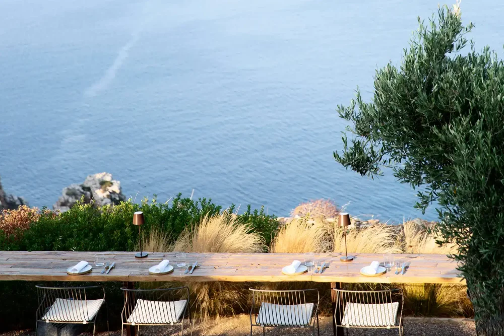 TAL-eat-bostani-restaurant-ALISTPOSTPETROS1025-a45cabfad8c246688d13365d5f833c1a-1000x667 - Esta isla griega ofrece experiencias auténticas sin las multitudes. Así es como puedes vivirla