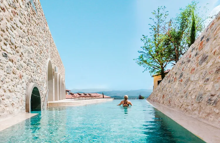 TAL-euphoria-outdoor-pool-EUPHORIARETREAT1125-7f9bb15a0dbb4ad6a8e91823759a6907 - Este podría ser el retiro de bienestar más transformador de Grecia: donde la filosofía antigua se encuentra con la curación moderna