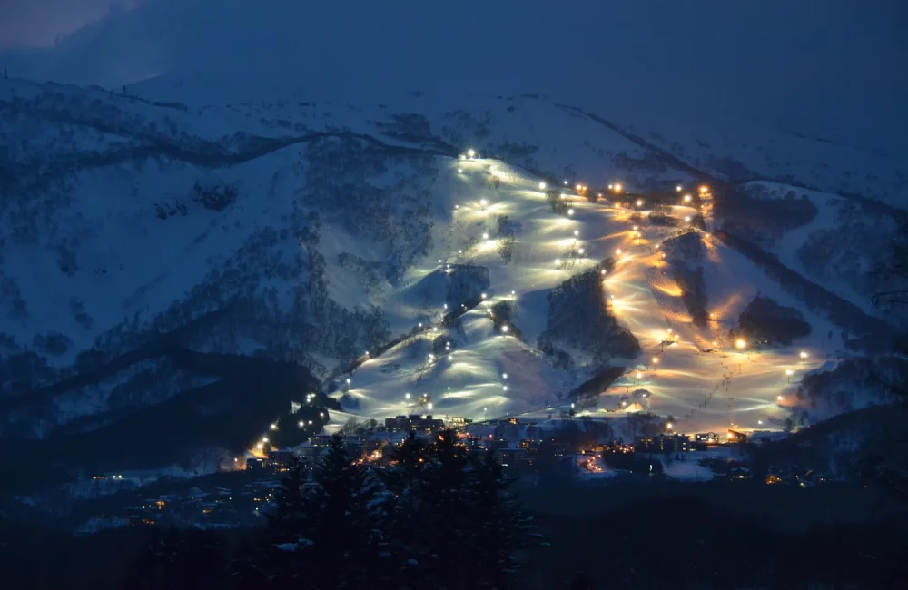 TAL-grand-hirafu-night-NISEKOSKIING1225-da215c45f0d44ea78e336aeccf331b1e-1000x650 - Esquí nocturno: vive esta experiencia en Japón
