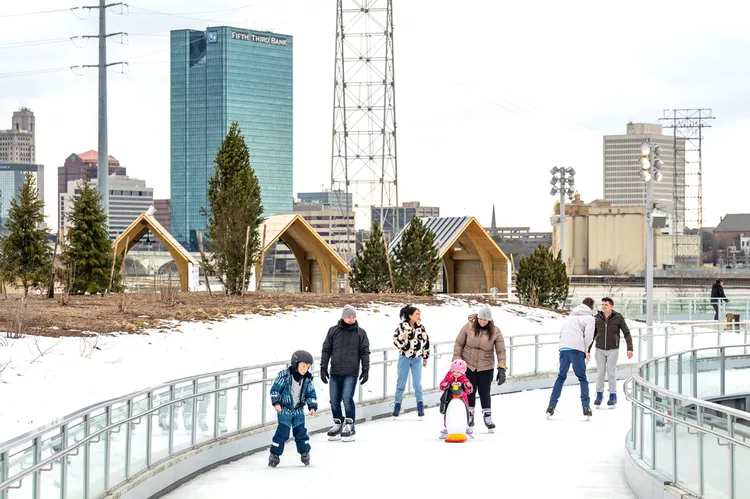 Esta ciudad sorprende con una pista de hielo que serpentea junto al río
