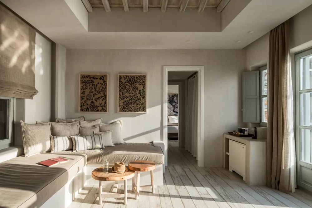 TAL-hotel-verina-astra-ALISTPOSTPETROS1025-9dc251e9387b4a91a1effb07bc772d2f-1000x667 - Esta isla griega ofrece experiencias auténticas sin las multitudes. Así es como puedes vivirla