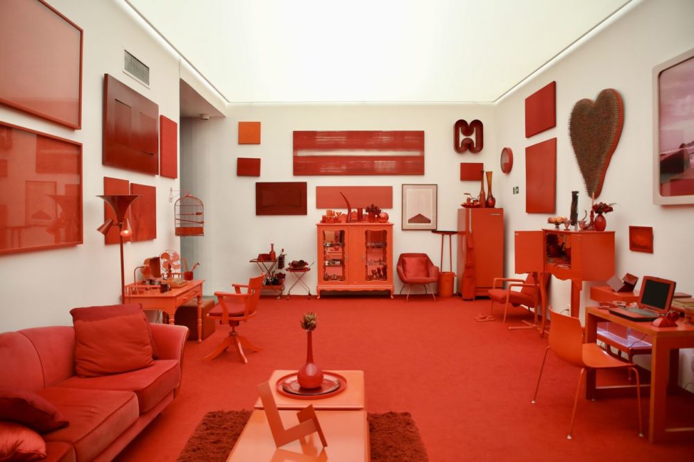 TAL-inhotim-museum-red-shift-cildo-meireles-INHOTIMBRAZIL1225-961902b8766648829c264966a18c0abf-1000x666 - Arte, selva y arquitectura: el asombroso museo que redefine la idea de un paraíso cultural