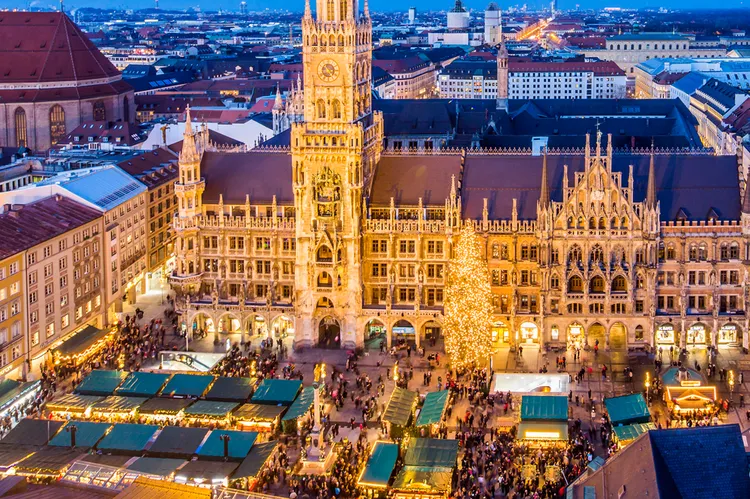 Dos trenes navideños en Italia te llevan directo al espíritu de la Navidad