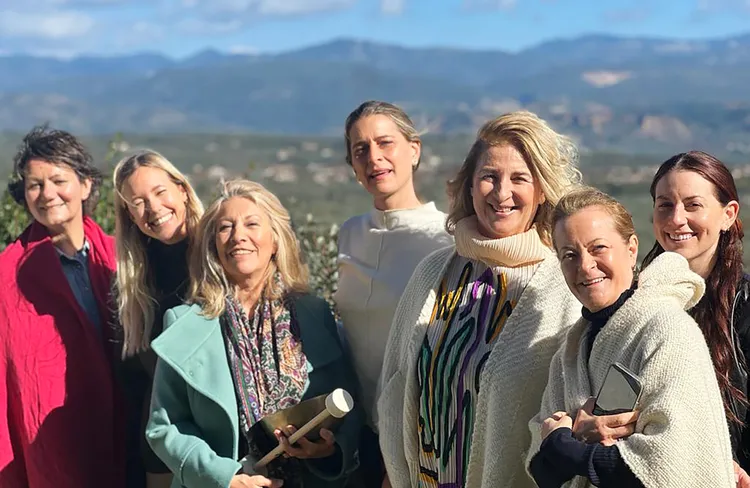 TAL-retreat-founders-participants-EUPHORIARETREAT1125-727daad3cd3643b58eb8276aa4a5d0a6 - Este podría ser el retiro de bienestar más transformador de Grecia: donde la filosofía antigua se encuentra con la curación moderna