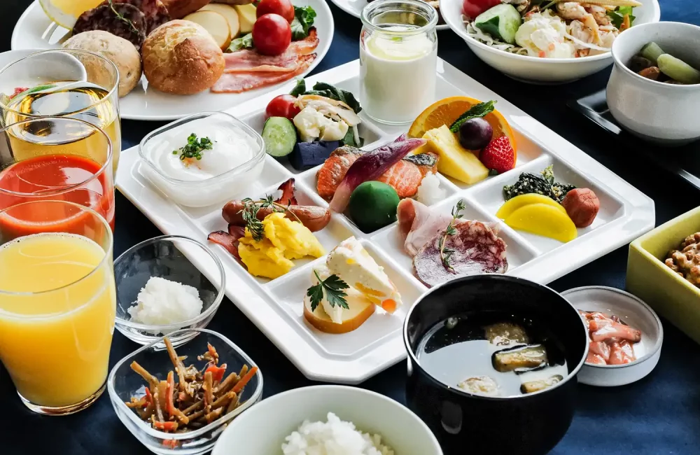 TAL-setsu-niseko-breakfast-NISEKOSKIING1225-2036a6cbf21643548b3c529b937361d5-1000x650 - Esquí nocturno: vive esta experiencia en Japón