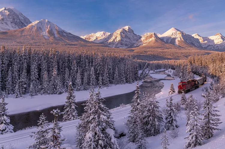 El tren que atraviesa las Rocosas hasta el Parque Nacional Banff: nieve, glaciares y un viaje de película
