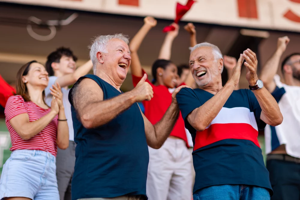 amigos-juntos-viendo-un-partido-1000x667 - Cómo los Fan Voyages transforman el turismo deportivo 