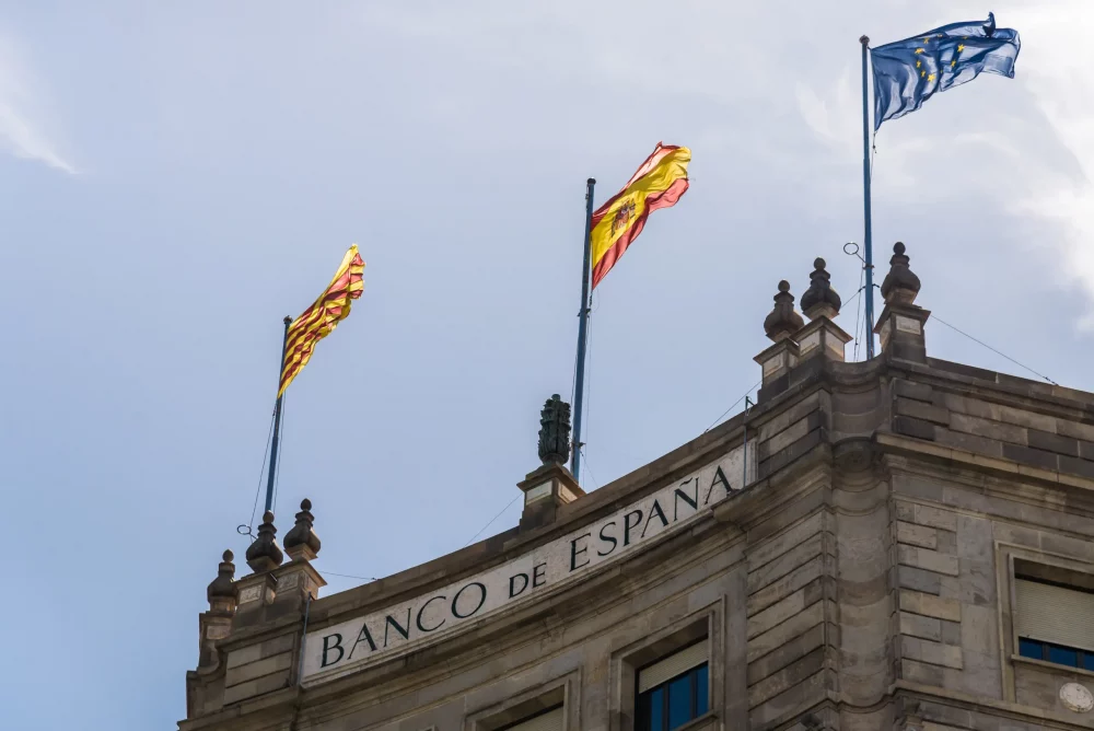 banco-de-espana-banderas-1000x668 - Visita gratis el Banco de España en Madrid: horarios, qué ver y cómo ir