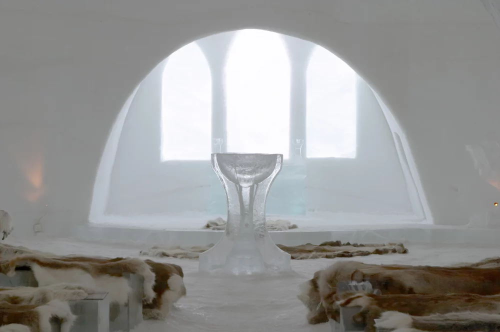 capilla-de-hotel-de-hielo-1000x664 - ¿Un hotel de hielo? Vive una experiencia invernal única