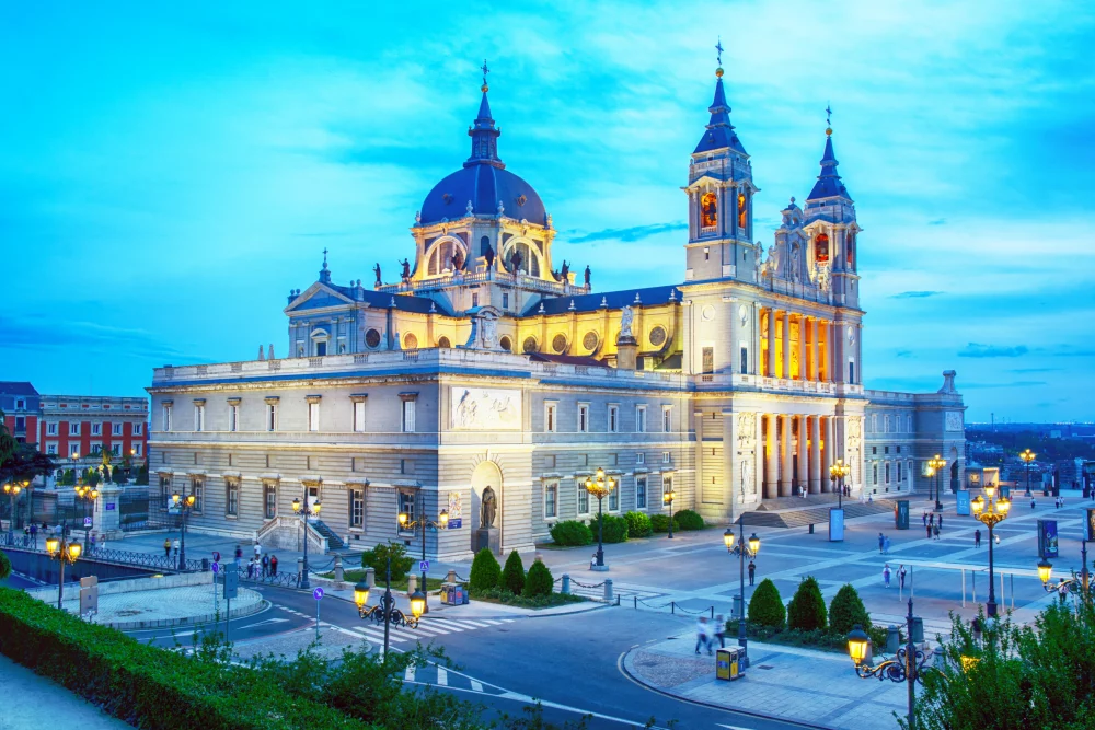catedral-de-la-almudena-1000x667 - La Almudena, símbolo de Madrid: historia e identidad