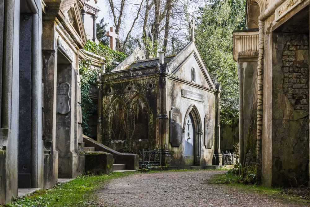 cementerio-highgate-londres-1000x667 - Más allá de Todos los Santos: los cementerios más bonitos del mundo