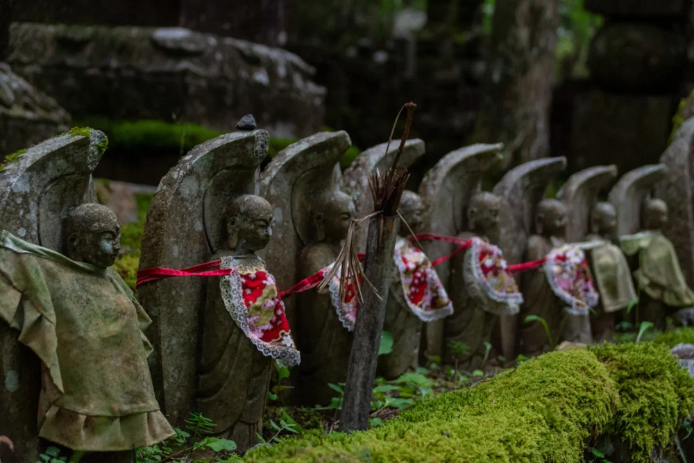 cementerio-okunoin-1000x667 - Más allá de Todos los Santos: los cementerios más bonitos del mundo