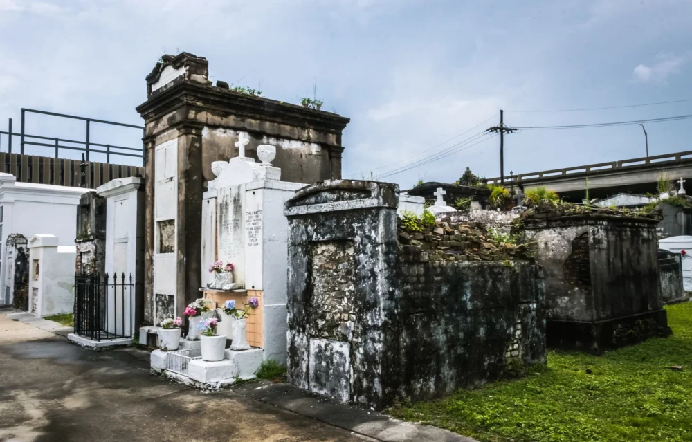 cementerio-sant-louis-nueva-orleans-1000x639 - Más allá de Todos los Santos: los cementerios más bonitos del mundo