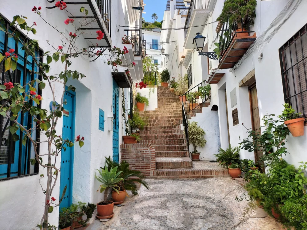 frigiliana-malaga-1000x750 - Seis destinos ideales si no tienes dónde ir en Nochevieja