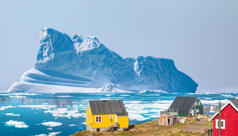 iceberg-en-la-costa-de-groenlandia-1000x570 - Tres destinos helados para experimentar la magia —y el desafío— del invierno Ártico