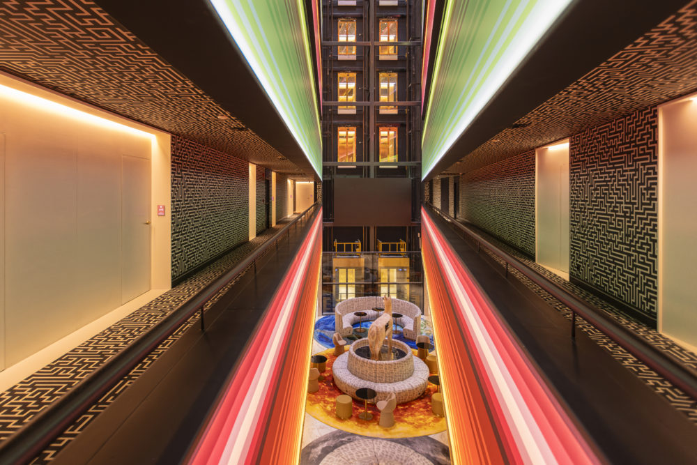 nhow_Lima_Colorful_Elevators_Aisles_Common_Areas-1000x667 - El mejor lugar para vivir el diseño, gastronomía y cultura de Perú, hospédate en Nhow Lima