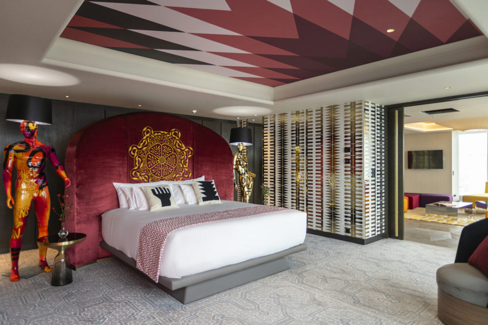 nhow_Lima_Room_Presidential_Suite_Desing_Colorful_Roof_Manequin_Lamp-1000x667 - El mejor lugar para vivir el diseño, gastronomía y cultura de Perú, hospédate en Nhow Lima