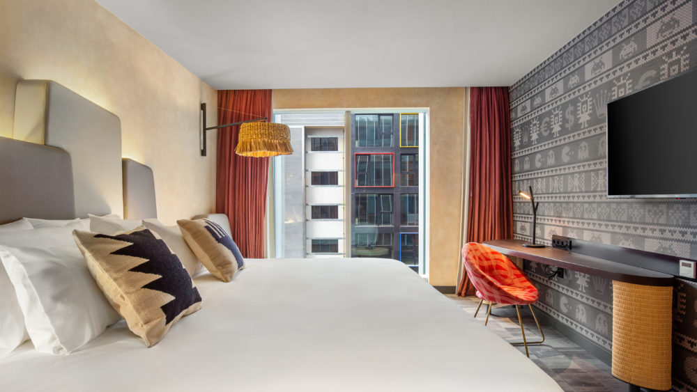 room_with_desk-1000x563 - El mejor lugar para vivir el diseño, gastronomía y cultura de Perú, hospédate en Nhow Lima