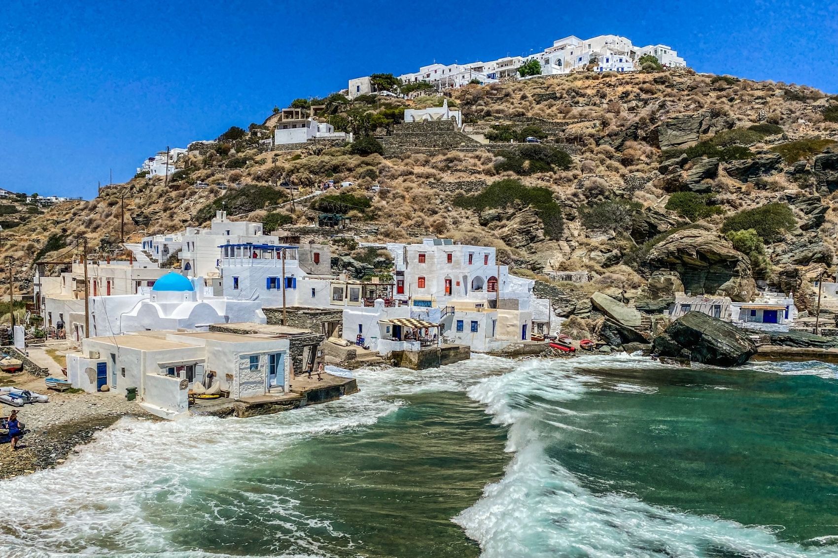 Esta isla griega ofrece experiencias auténticas sin las multitudes. Así es como puedes vivirla