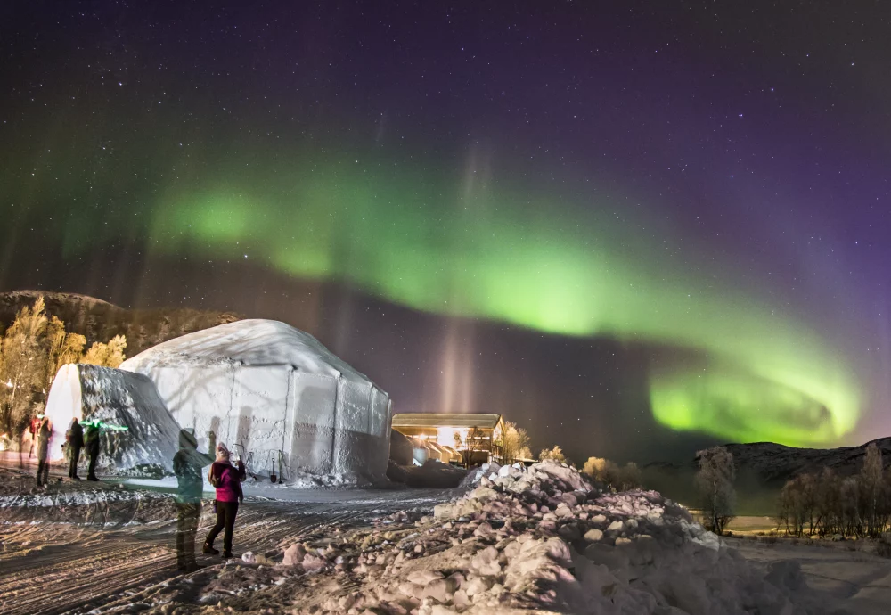 vistas-a-las-auroras-boreales-1000x690 - ¿Un hotel de hielo? Vive una experiencia invernal única