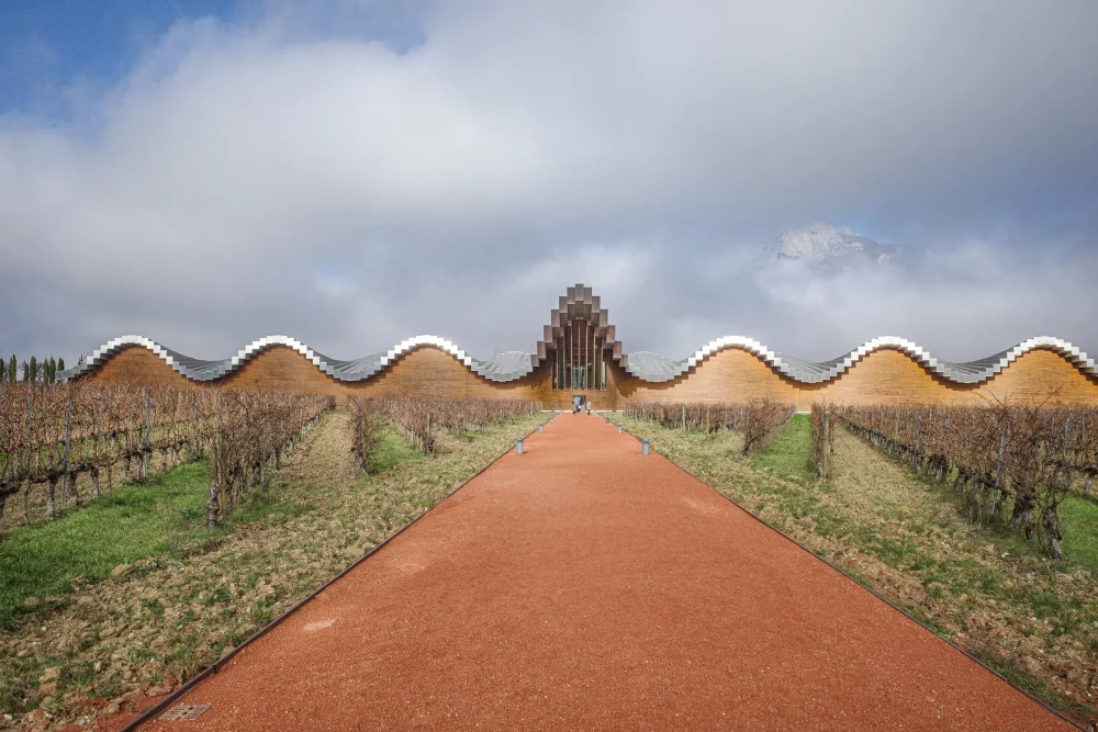 ysios-laguardia-rioja-1000x667 - La Rioja: un paseo por los viñedos más valorados del mundo