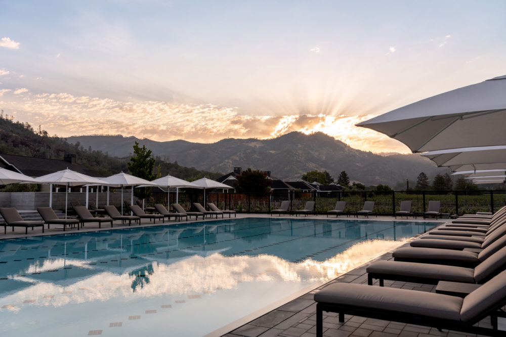 7-Four-Seasons-Resort-and-Residences-Napa-Valley-Adult-Pool-with-Cabernet-Vines-View-1000x667 - Vive el sueño californiano en Four Seasons Resort and Residences Napa Valley