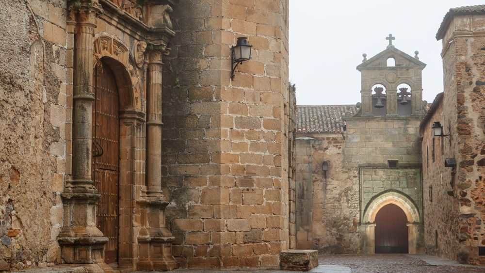 Caceres-2-©-Turismo-de-Extremadura-1000x563 - Cáceres, un viaje íntimo al corazón monumental de Extremadura