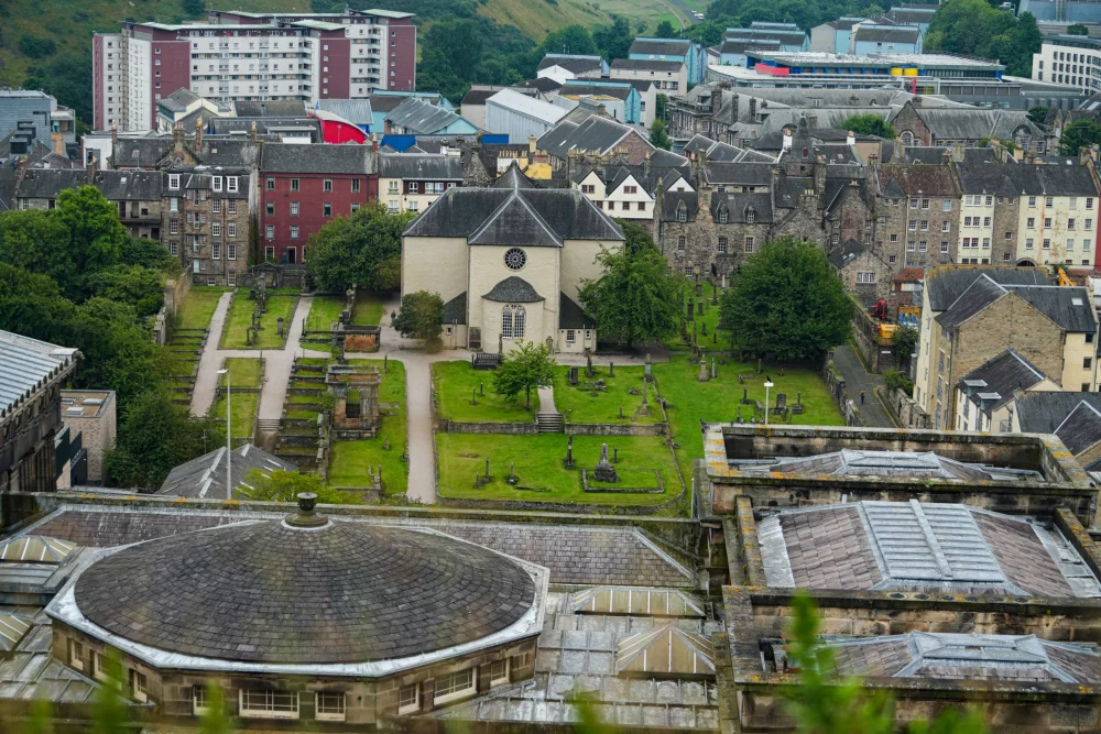 Canongate-Edimburgo-1000x667 - Viajar entre páginas: el auge del turismo literario 