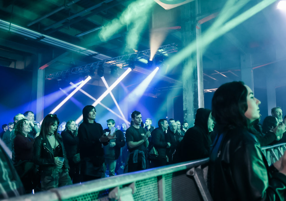 Copia-de-AMBIENTE-1-by-SONIA-edit-Cris-del-Barco-OMBRA-2024-9-1000x703 - Sonidos oscuros y arquitectura industrial en Barcelona: una escapada al Ombra Festival en pleno invierno mediterráneo