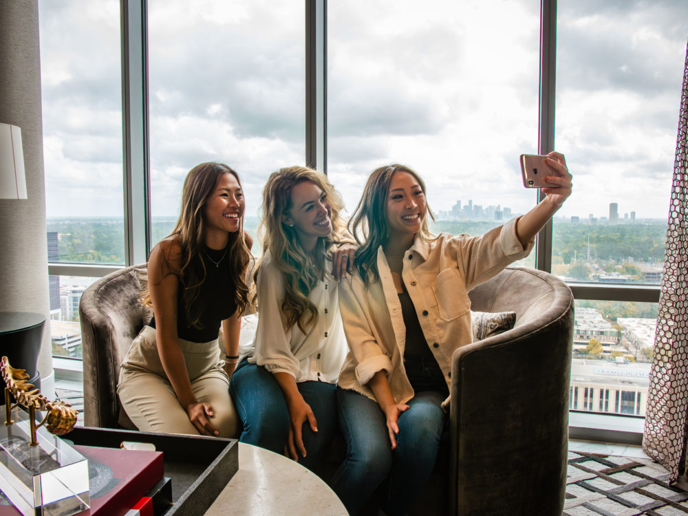 Copy-of-Post_Oak_Hotel_Window_People_1-1000x750 - Diciembre en Houston: la guía definitiva para vivir la temporada navideña