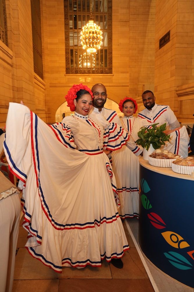 Dominicana-trajes-tipicos-grand-central-667x1000 - República Dominicana convierte Grand Central en un escenario vibrante de ritmo y cultura