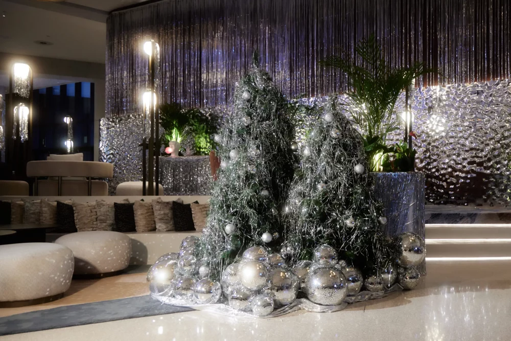 FESTIVE-SLS-BARCELONA-1-1000x667 - Desfilando en un paraíso invernal