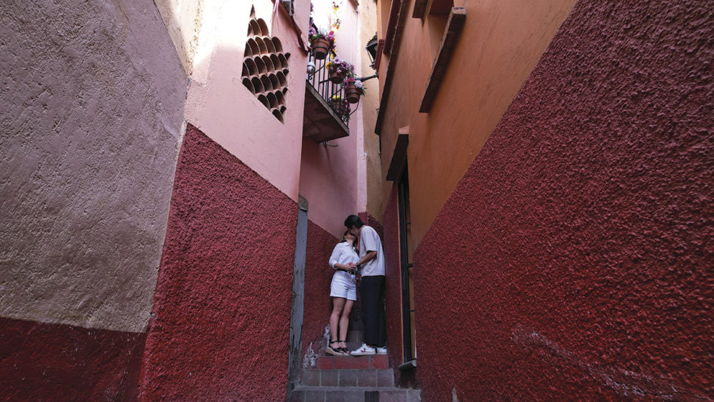 GUANAJUATO-CAPITAL-CALLEJON-DEL-BESO-1000x563 - Guanajuato Capital sorprende con energía artística y alma colonial