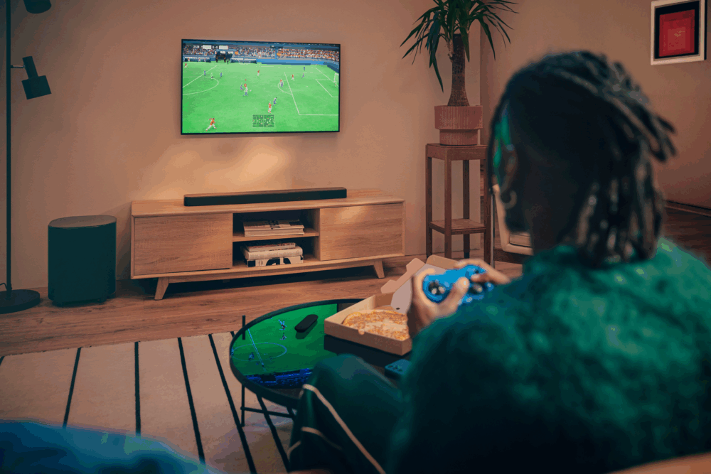 LS_JBL_Soundbar_Bar-500MK2_LifestyleStill_US-EU_Black_Dolby_Sub-1000x667 - Lo que no puede faltar para 2026: barras de sonido y audífonos. JBL te tiene cubierto