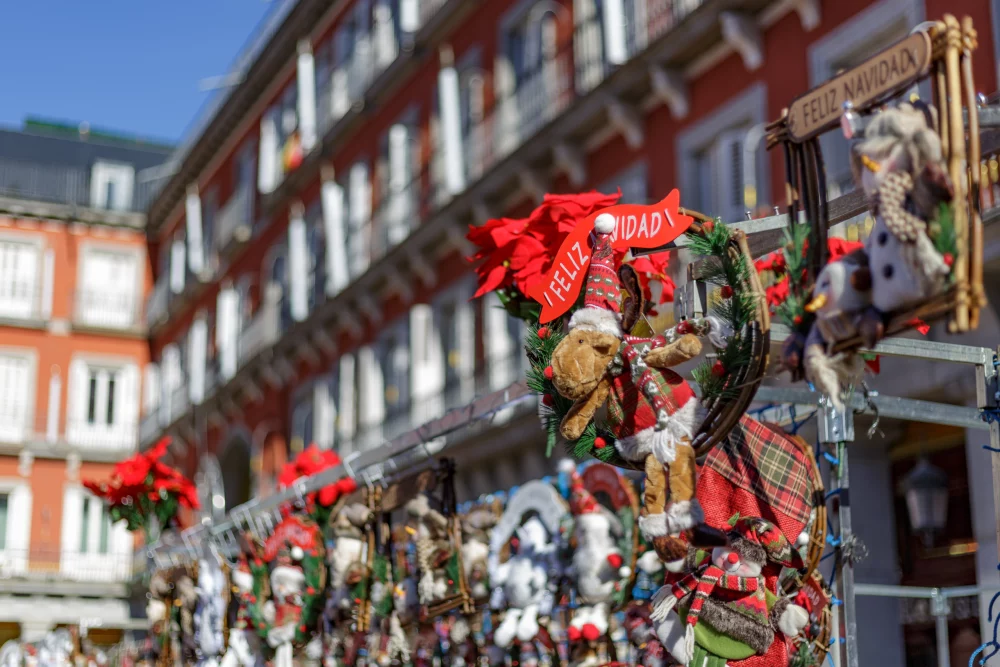 adorno-navideno-mercadillo-1000x667 - Madrid en el Puente de Diciembre: 5 planes imprescindibles 